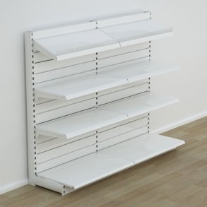 Butiksreol enkeltsidet med metalhylder og rillepanel