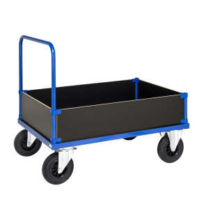 Lastvagn i bltt med väggar av träskivor - Large