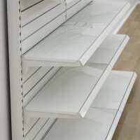Butiksreol enkeltsidet med metalhylder og rillepanel