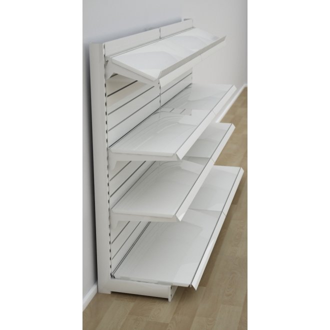 Butiksreol enkeltsidet med metalhylder og rillepanel