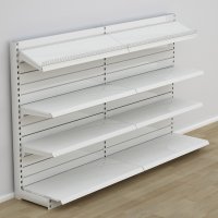 Butiksreol enkeltsidet med metalhylder og rillepanel